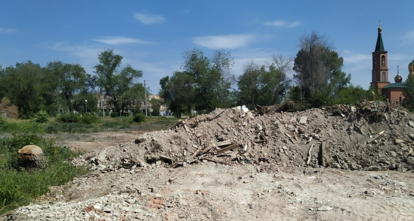 В Лётном городке Энгельса не убрали строительный мусор после сноса аварийных домов