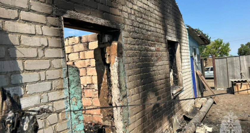 Мужчина пострадал при пожаре в частном доме в Саратовской области