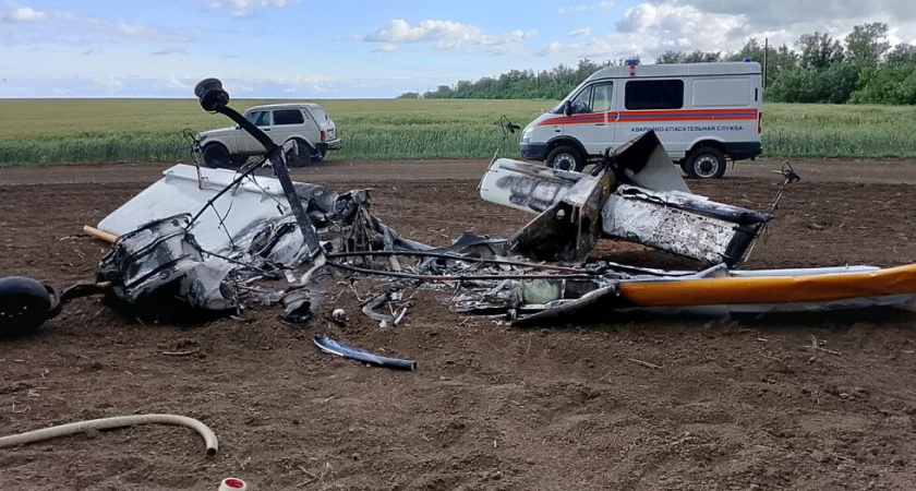 В Саратовской области упал и загорелся самолет, пилот госпитализирован