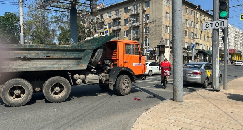 В центре Саратова столкнулись такси и КамАЗ
