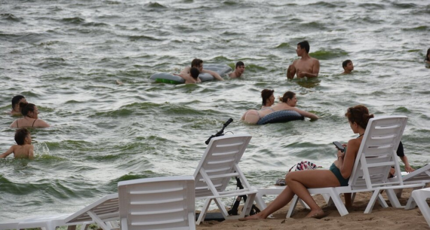 Пляж в Саратове зарастает водорослями и становится опасным для купания