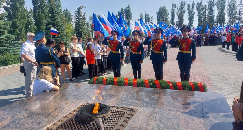 В Саратове отметили День России торжественным поднятием флага и возложением цветов