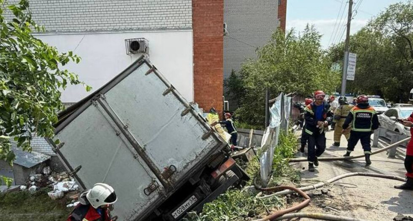 Водитель грузовика погиб, врезавшись в стену дома в Саратове