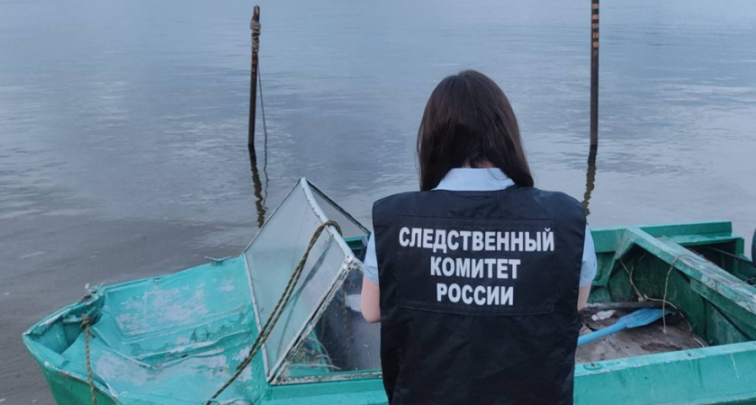 В Саратове мужчина угнал лодку и врезался в мол