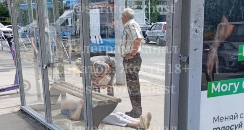 Женщина госпитализирована после инцидента на остановке в Саратове