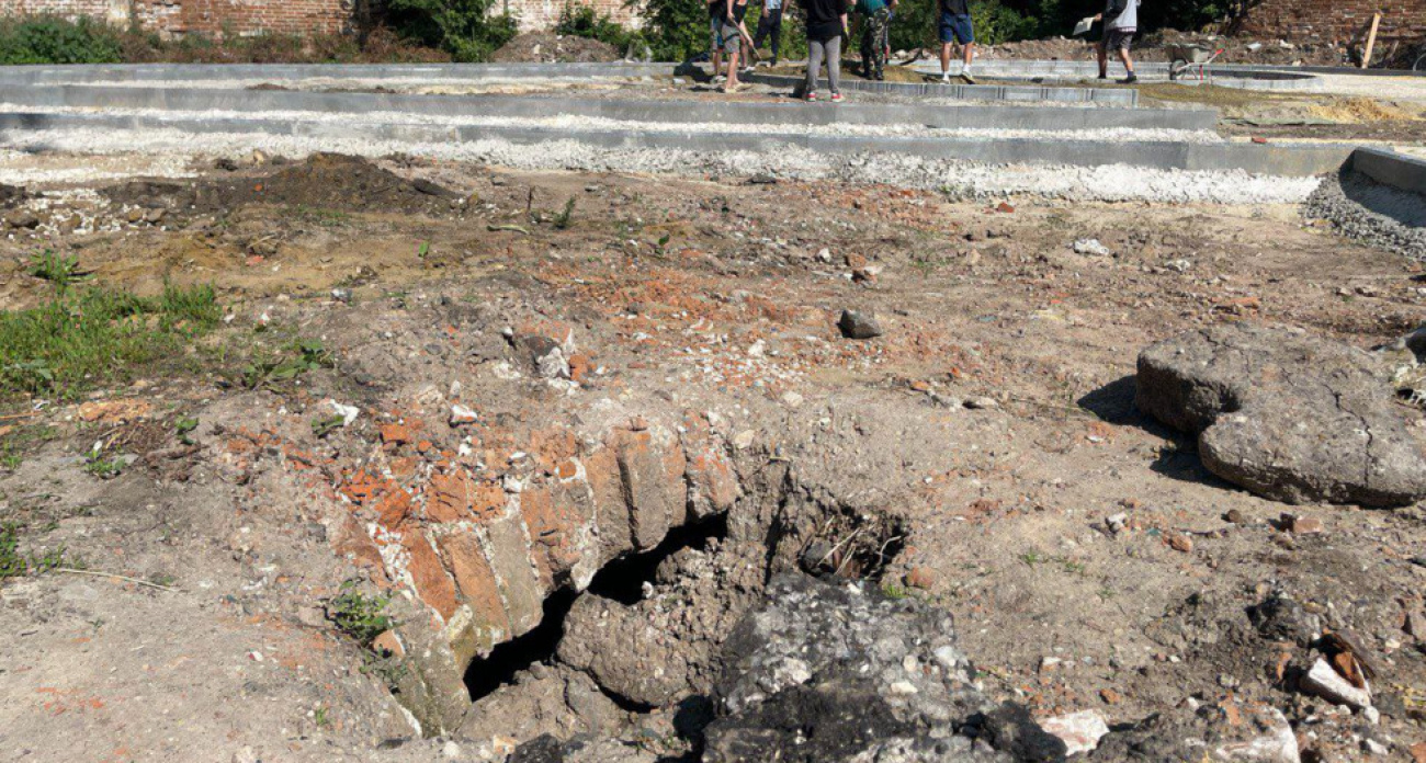 В Петровске при строительстве сквера обнаружили подвал гостиницы XIX века