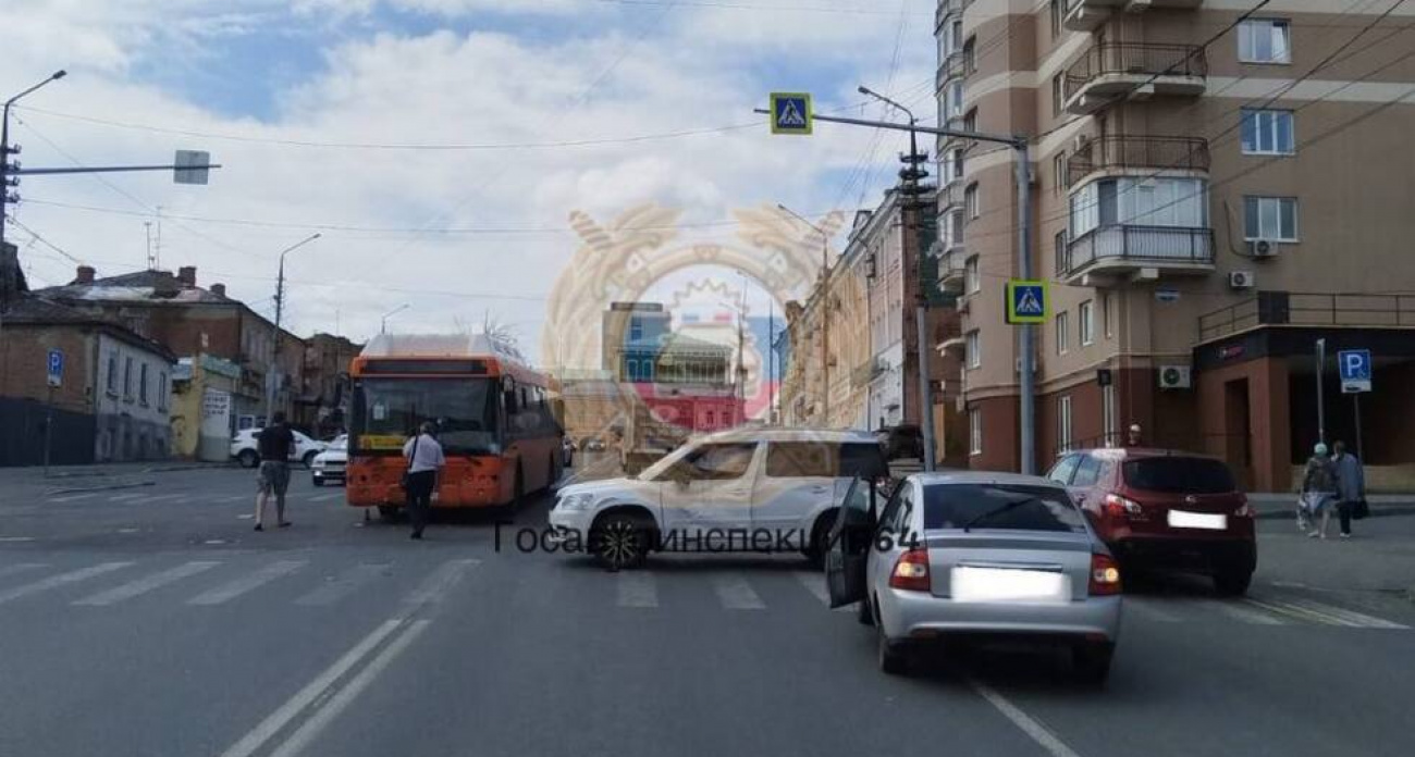 В Саратове столкнулись три автомобиля, есть пострадавший