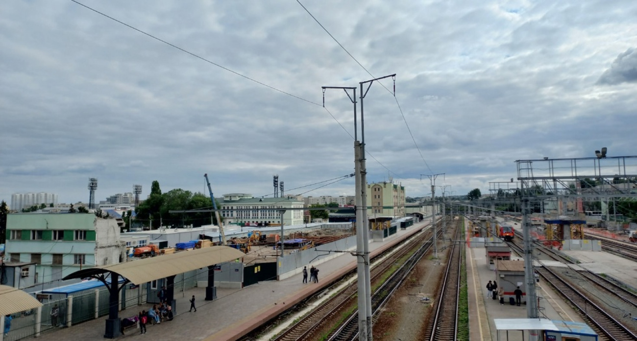 В Саратове временно закрыли две платформы железнодорожного вокзала из-за стройки