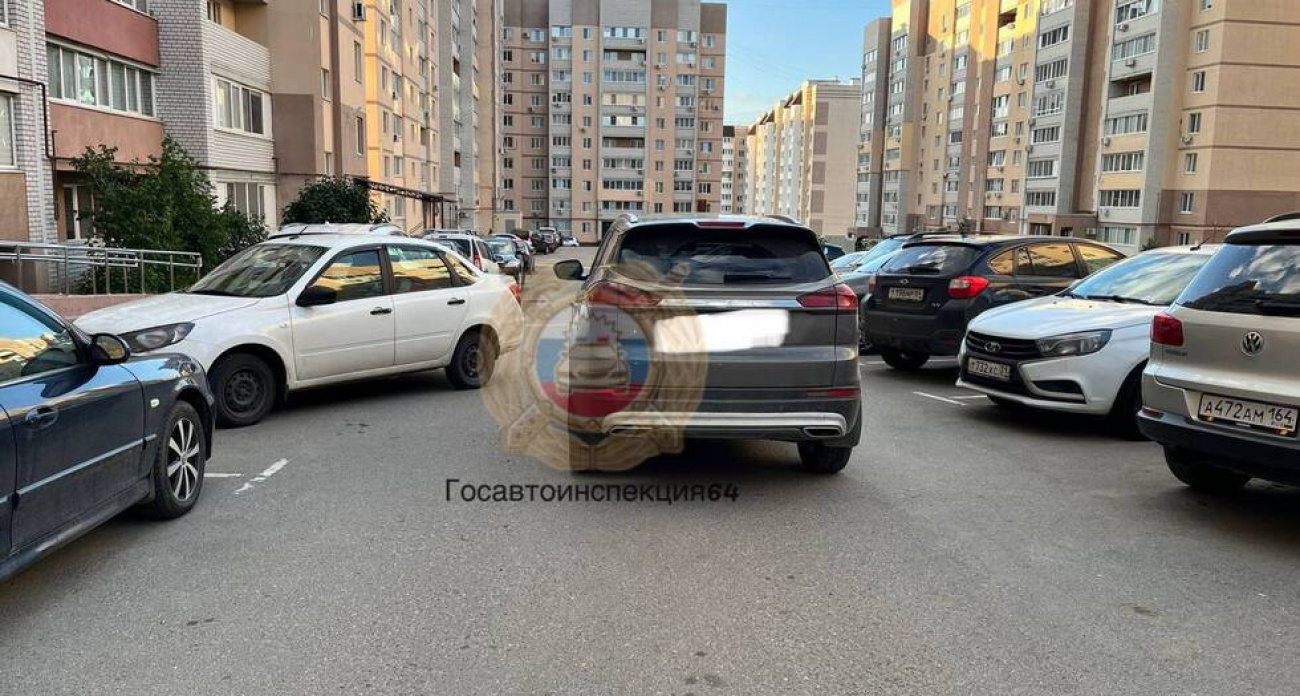 В Саратове автомобиль сбил 7-летнего ребенка во дворе дома