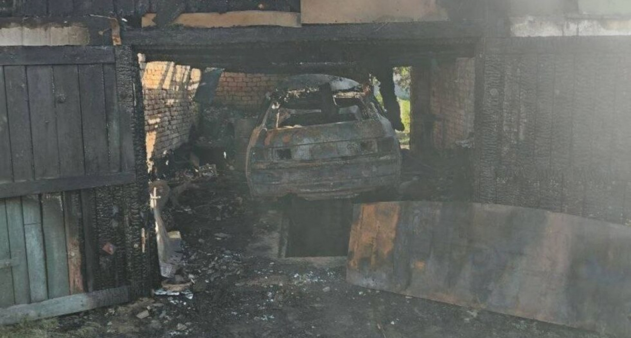 Пожар в Ртищево уничтожил гараж с автомобилем и часть дома