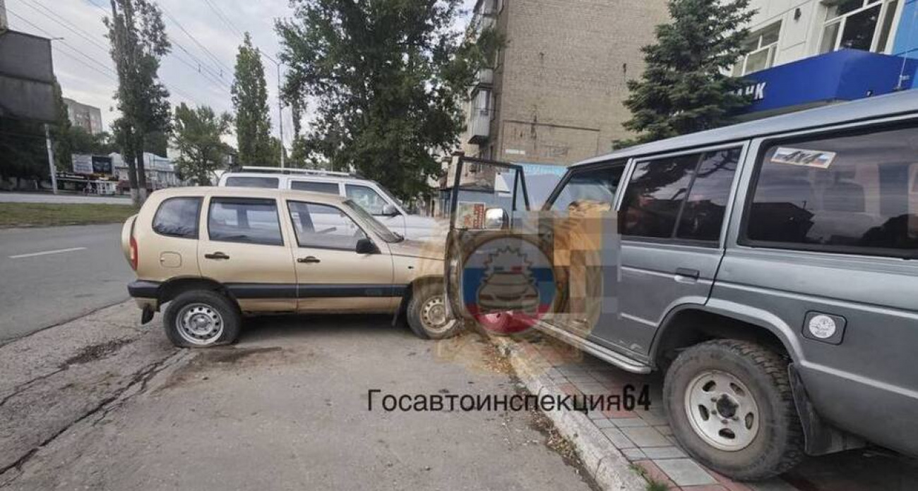Водитель умер за рулем и врезался в четыре припаркованных автомобиля в Саратове