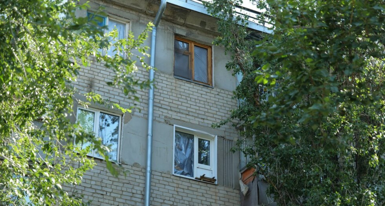 Атака дронов повредила 25 квартир и десяток машин в Энгельсе: губернатор обещает компенсации