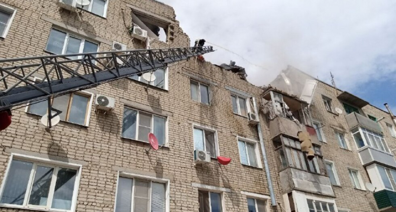 Пожар с частичным обрушением в Ершове: пострадали три квартиры, жильцов эвакуируют