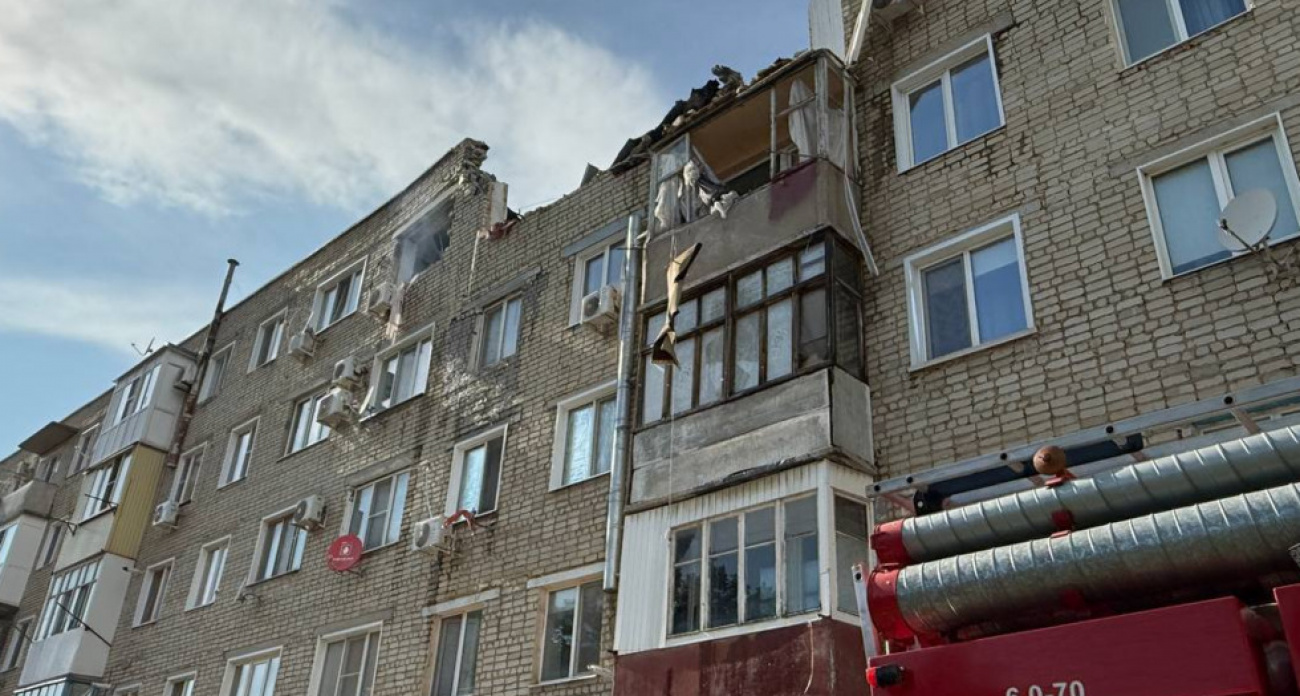 Взрыв газа в Ершове повредил несущие стены четырёхподъездного дома, жильцов эвакуировали