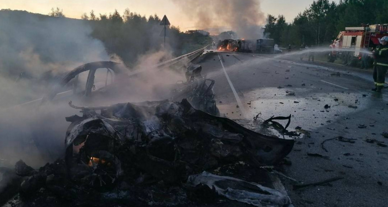 Смертельное ДТП с фурой и двумя легковушками в Саратовской области: одна машина сгорела