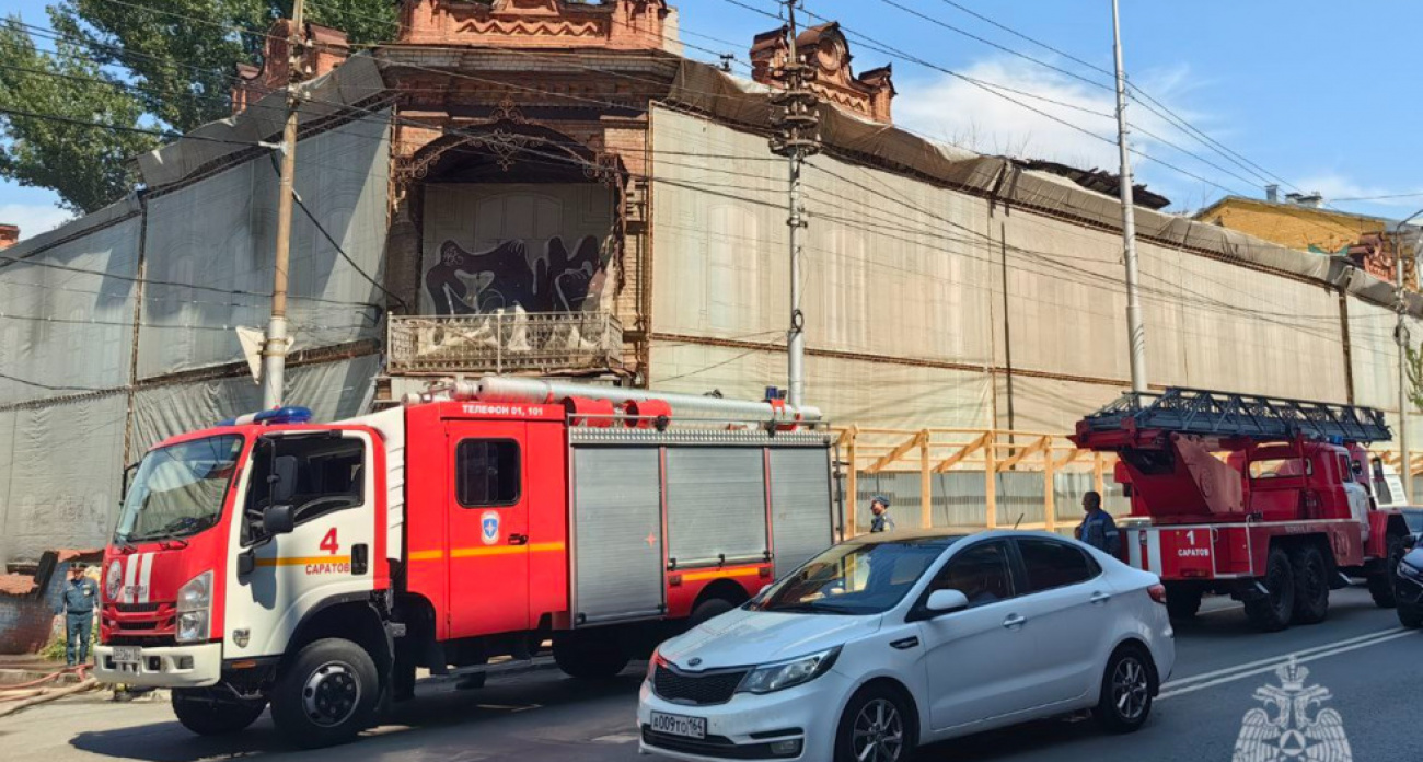 В Саратове загорелся памятник архитектуры, который планировали продать за 1 рубль