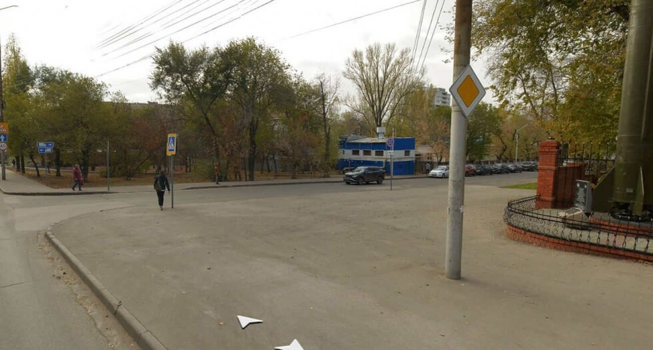 В Саратове за 1,9 млн рублей создают "Сквер кадетов" с 80 саженцами и гидропосевом