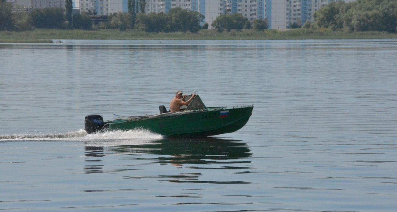 В Саратове ищут желающих эвакуировать лодки-нарушители с Волги: конкурсы проваливаются уже не первый раз