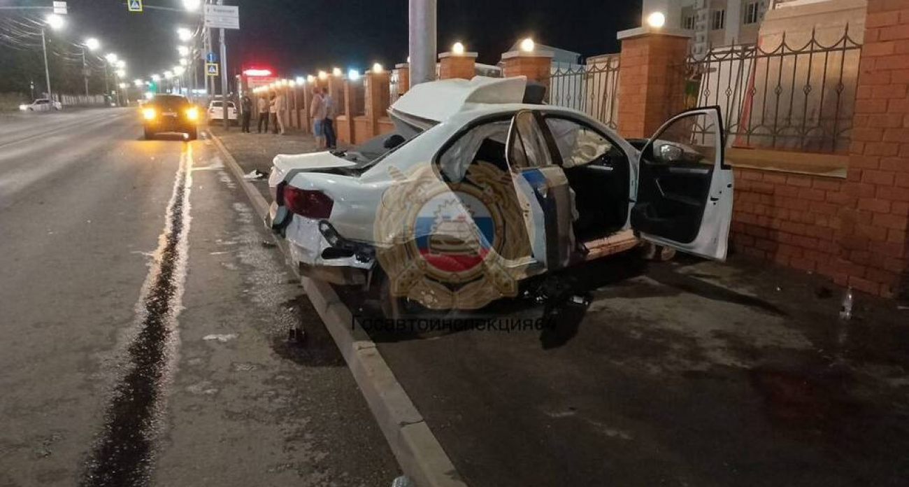 19-летний водитель каршеринга протаранил столб в Саратове: пострадал 15-летний подросток
