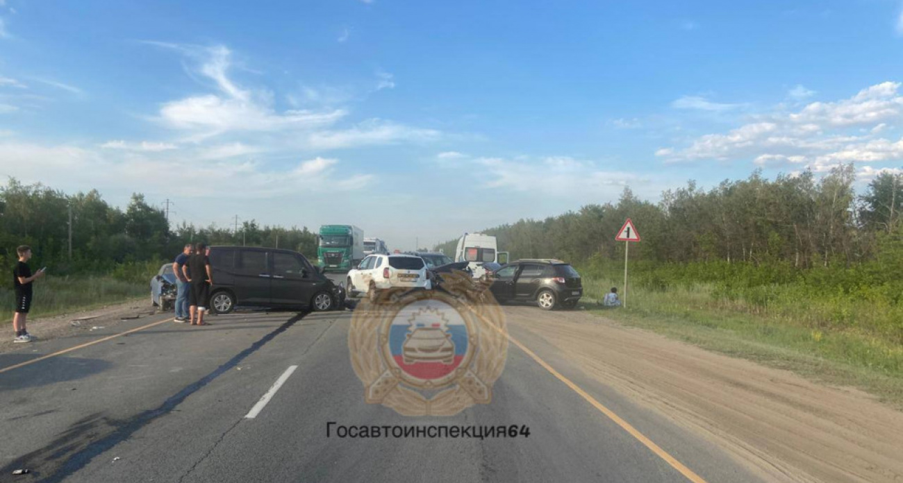 Пять автомобилей столкнулись на трассе под Саратовом: водитель в больнице, час пробок