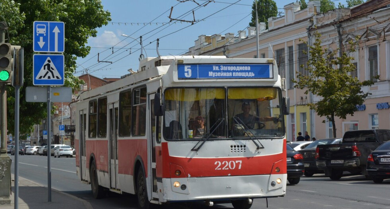 В Саратове парализованы четыре троллейбусных маршрута из-за обрыва проводов на Московской