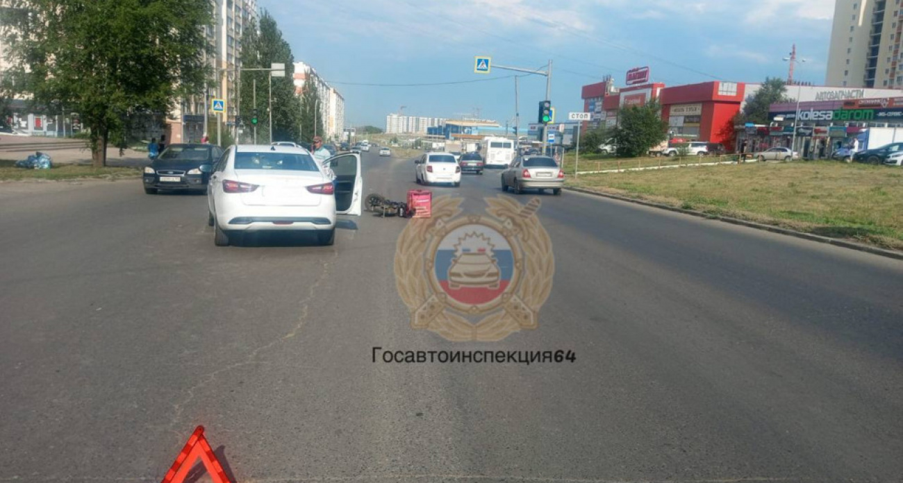 Водитель Lada Vesta сбил 30-летнего курьера на электросамокате на Тархова