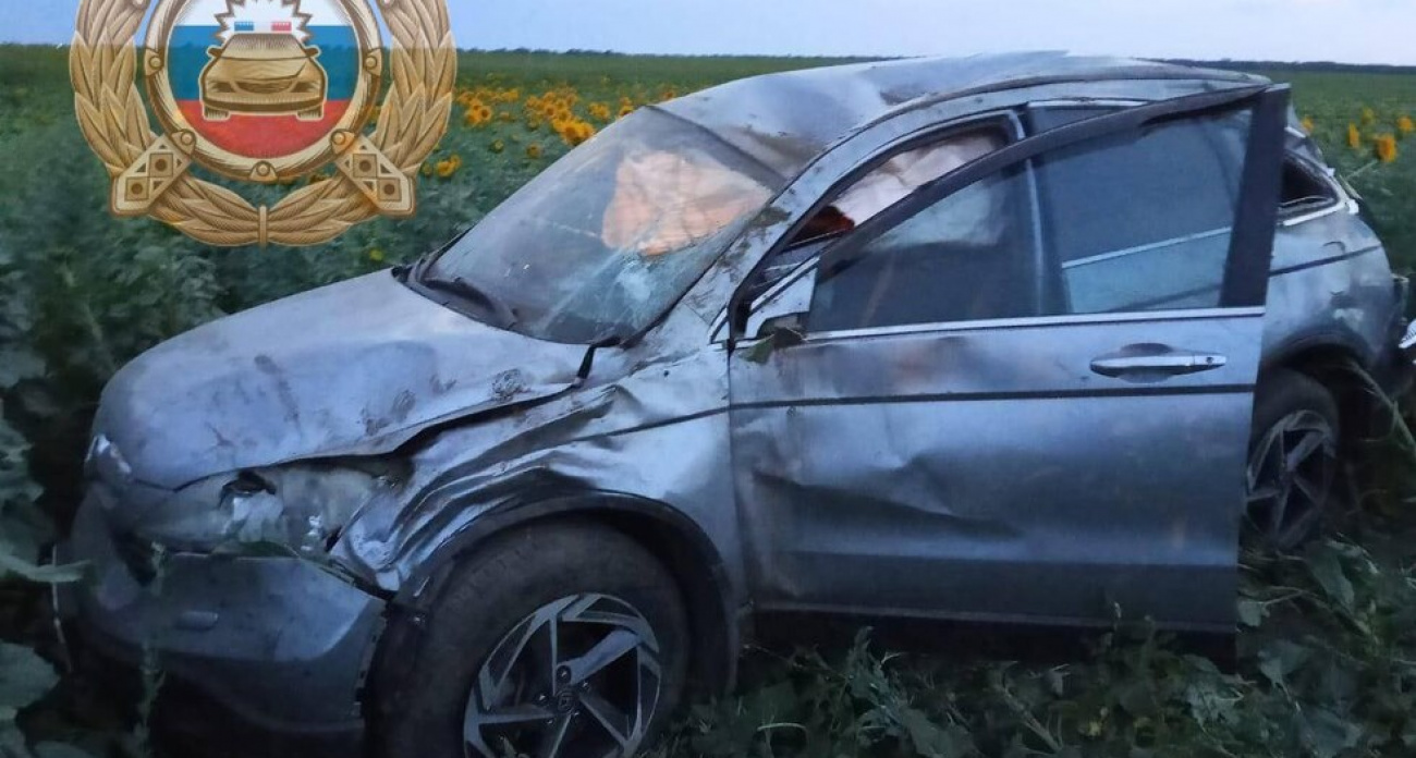 Honda CRV опрокинулась после столкновения с "КамАЗом" под Антоновкой: 39-летний водитель в больнице
