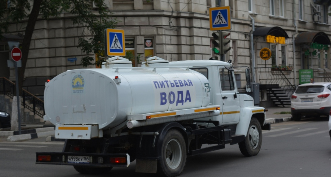Саратов без воды 31 час: спасательные цистерны по 18 адресам с 10:00 до 18:00
