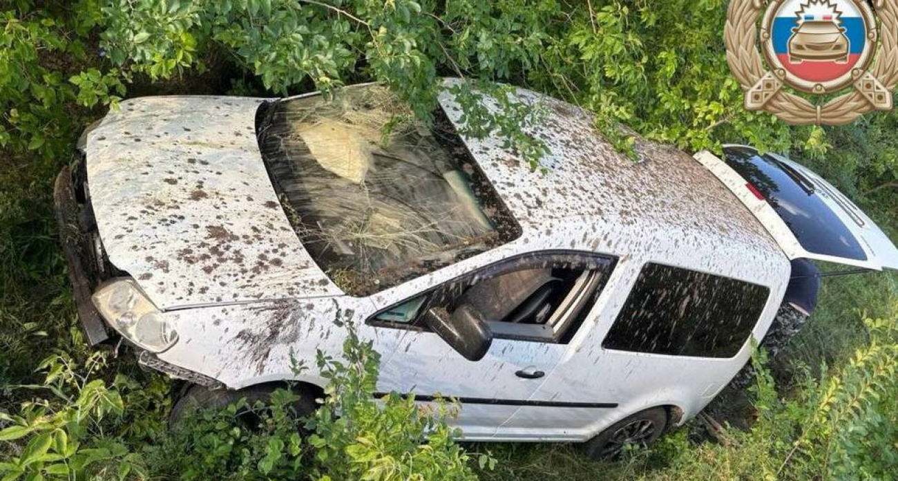 В 5:30 утра на трассе Самара-Волгоград Volkswagen с 59-летним водителем слетел в кювет: пассажирка в больнице
