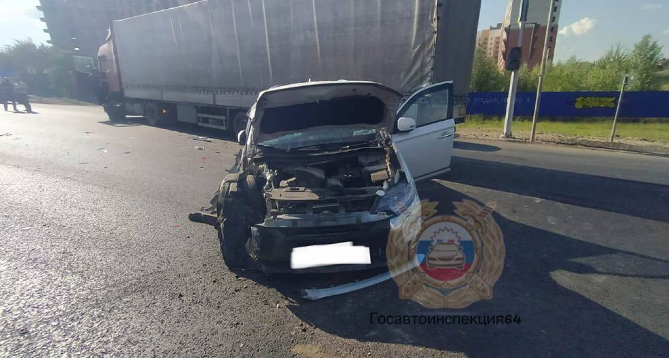 Грузовик Scania протаранил легковушку на Усть-Курдюмской: 60-летний водитель пострадал