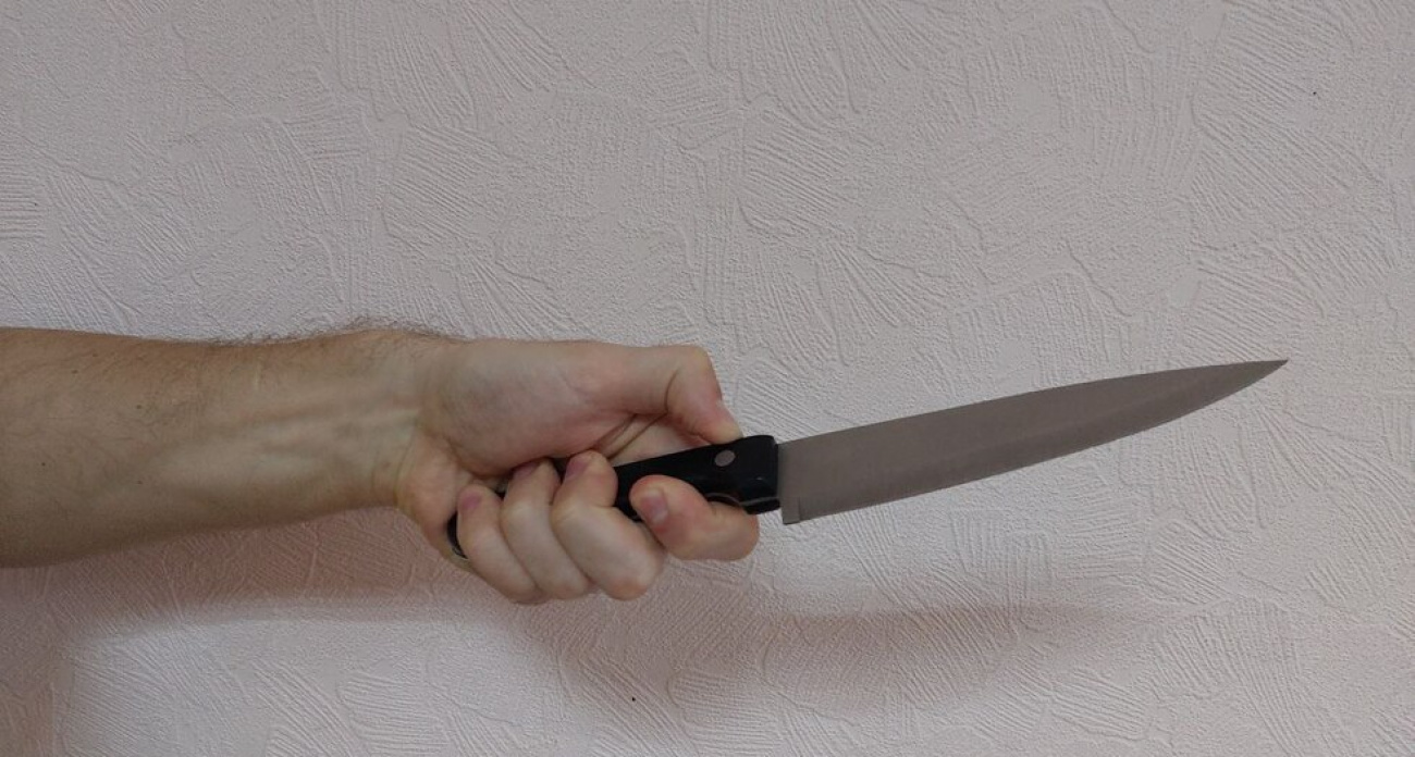 В Саратове 43-летний мужчина угрожал ножом 61-летней кассире бара после посиделок с другом