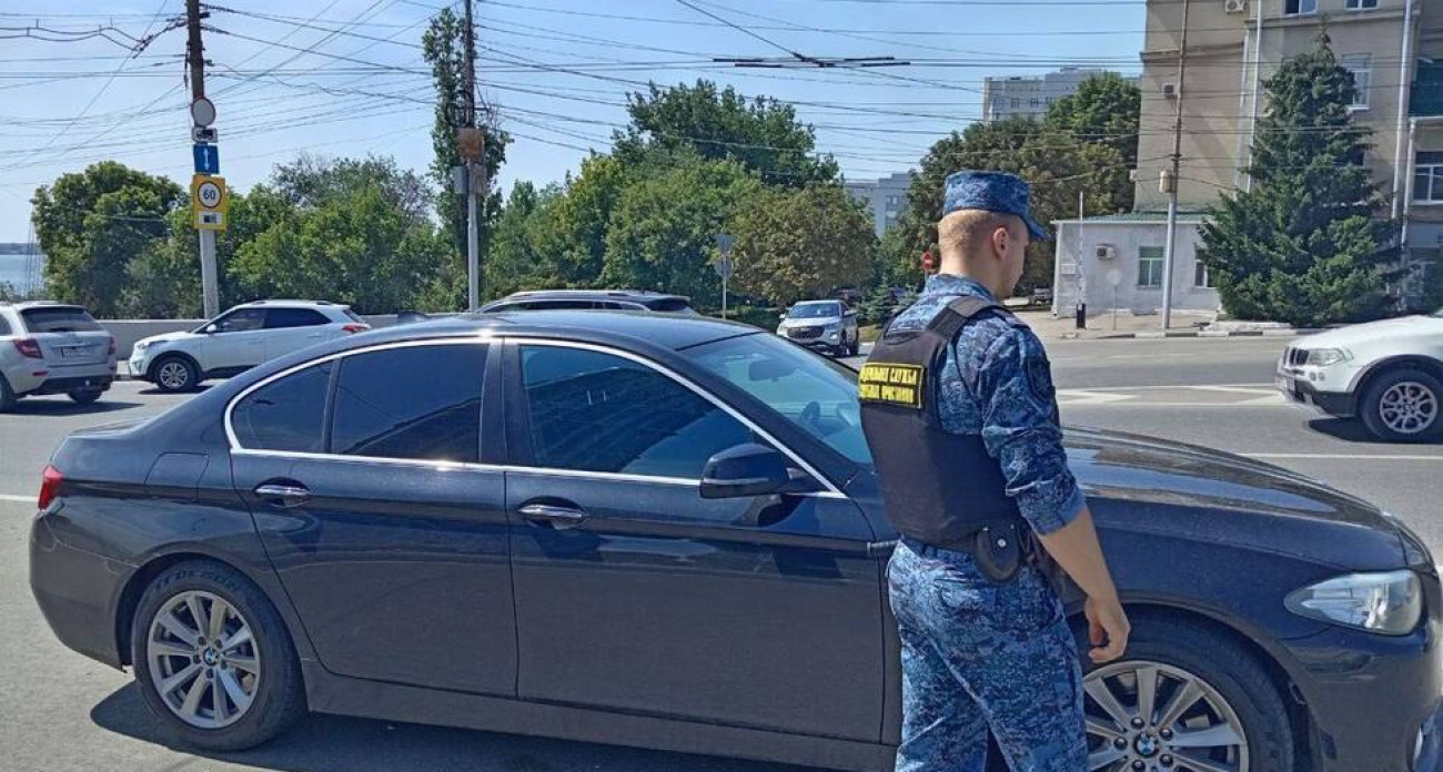 47-летний саратовец накопил 240 тысяч рублей штрафов за 124 нарушения и лишился BMW на Славянской площади