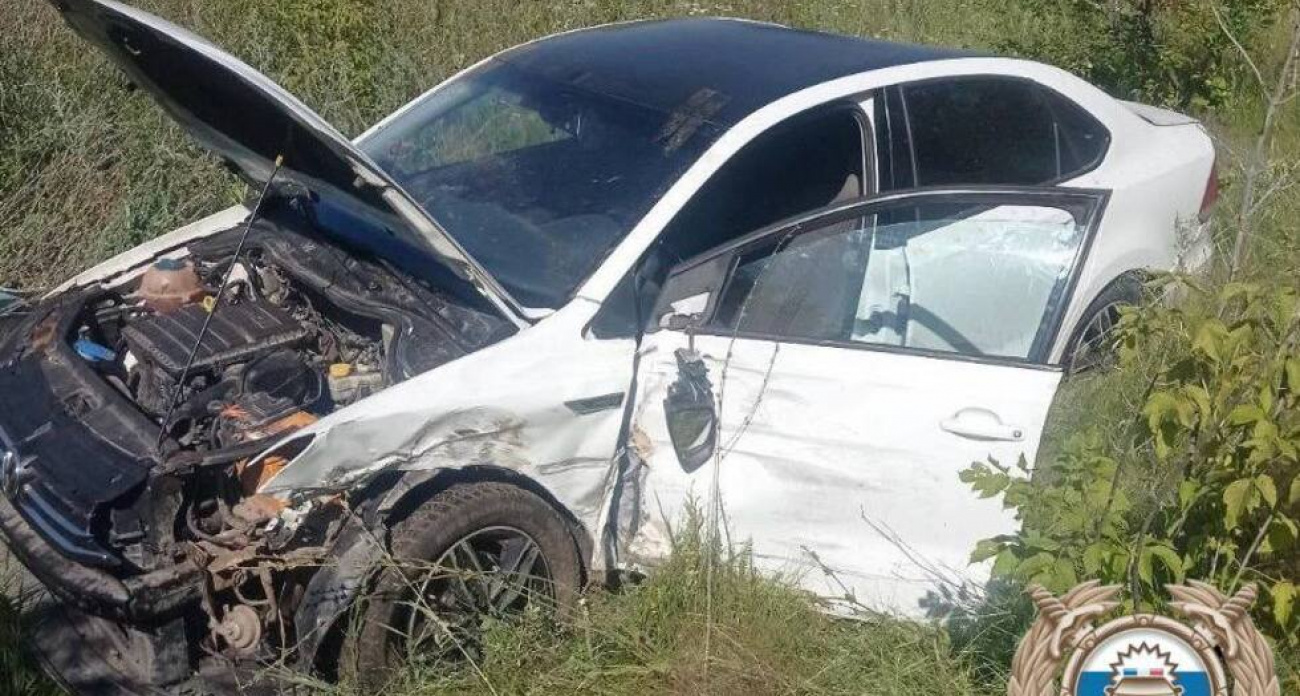 Лада Веста и Volkswagen Polo столкнулись на трассе под Балаково: молодая пара госпитализирована