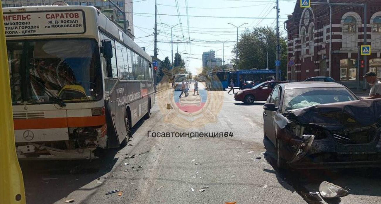 Утреннее ДТП в центре Саратова: автобус и два Hyundai столкнулись у правительства, пострадала девушка