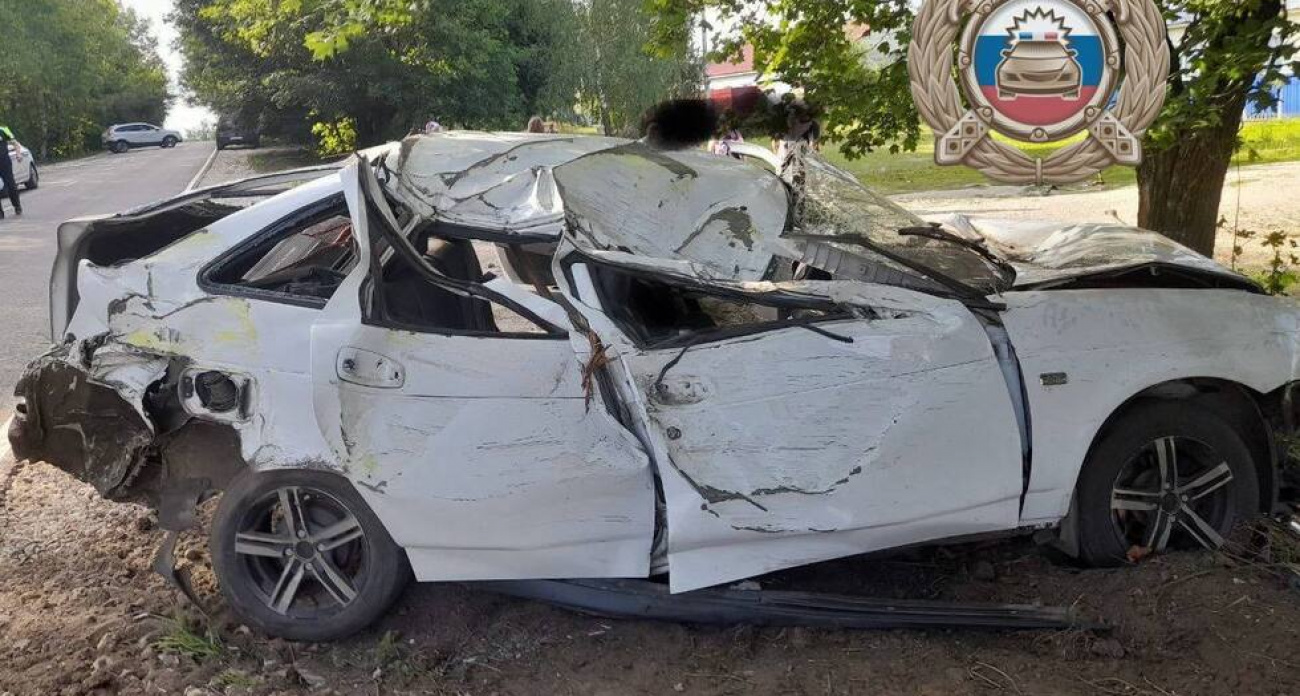 13-летний школьник погиб, врезавшись на "Ладе Приоре" в дерево в Саратовской области