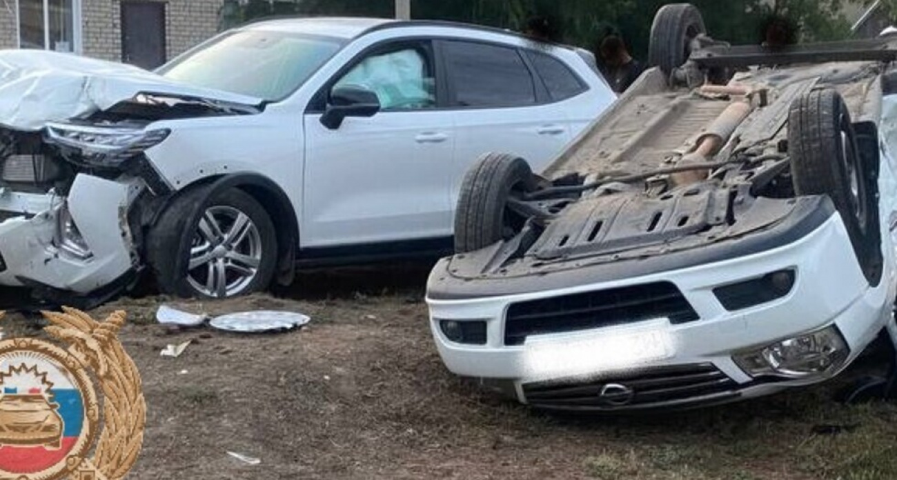 54-летний водитель Exeed врезался в стоящий КАМАЗ с прицепом: двое госпитализированы на трассе Волгоград