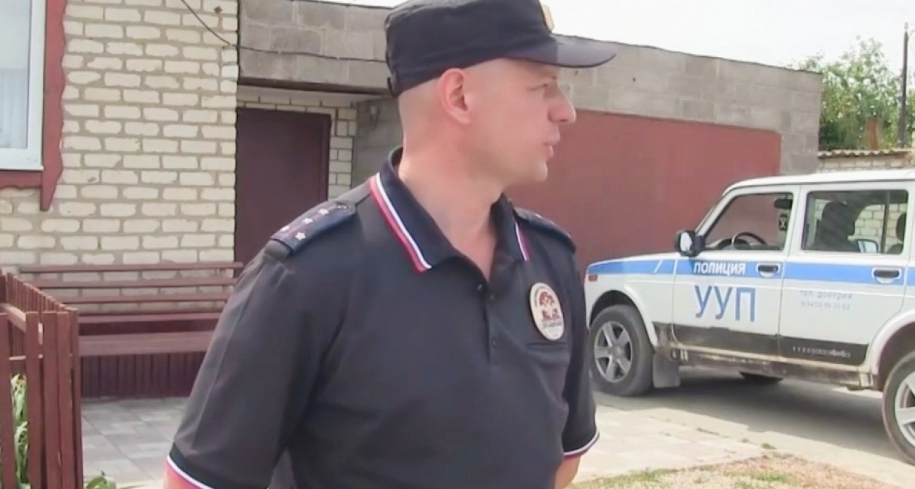 Участковый из Саратовской области вытащил без сознания водителя из пылающего автомобиля у заправки