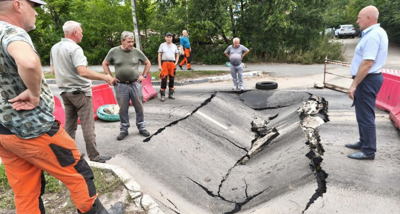 Обвалились бетонные плиты: в Балаково перекрыта улица Академика Жук из-за провала над тепломагистралью