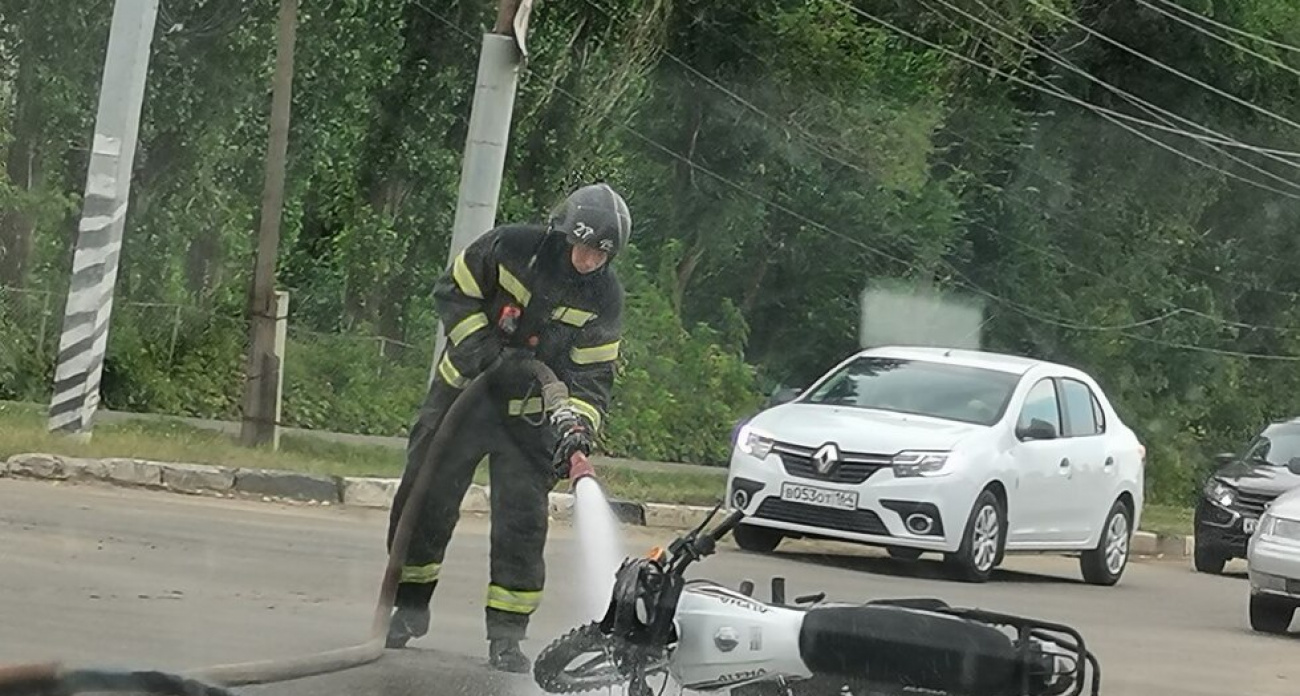 ВАЗ-2114 протаранил мотоцикл на Гагарина: топливо залили водой во избежание пожара