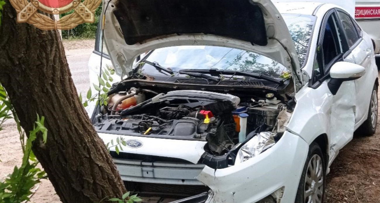 На Саратовском шоссе в Балаково Changan и Ford столкнулись лоб в лоб: 42-летний водитель госпитализирован