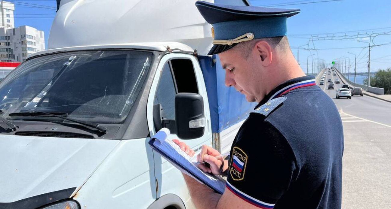 Саратовец с долгом в 132 тысячи за 70 штрафов чуть не потерял "ГАЗель" после звонка водителя