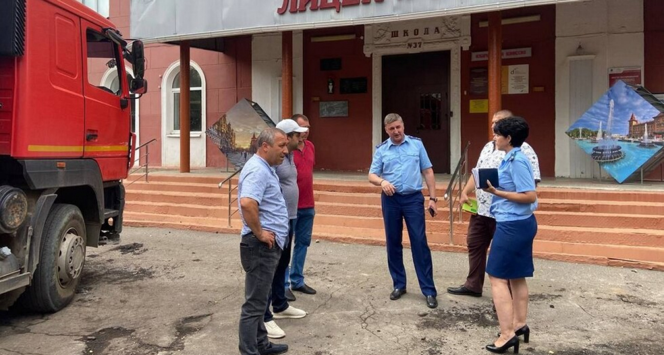 Прокурор области лично проверил ремонт школьных дворов Володина: в 47 учреждениях нашли лужи вместо газонов