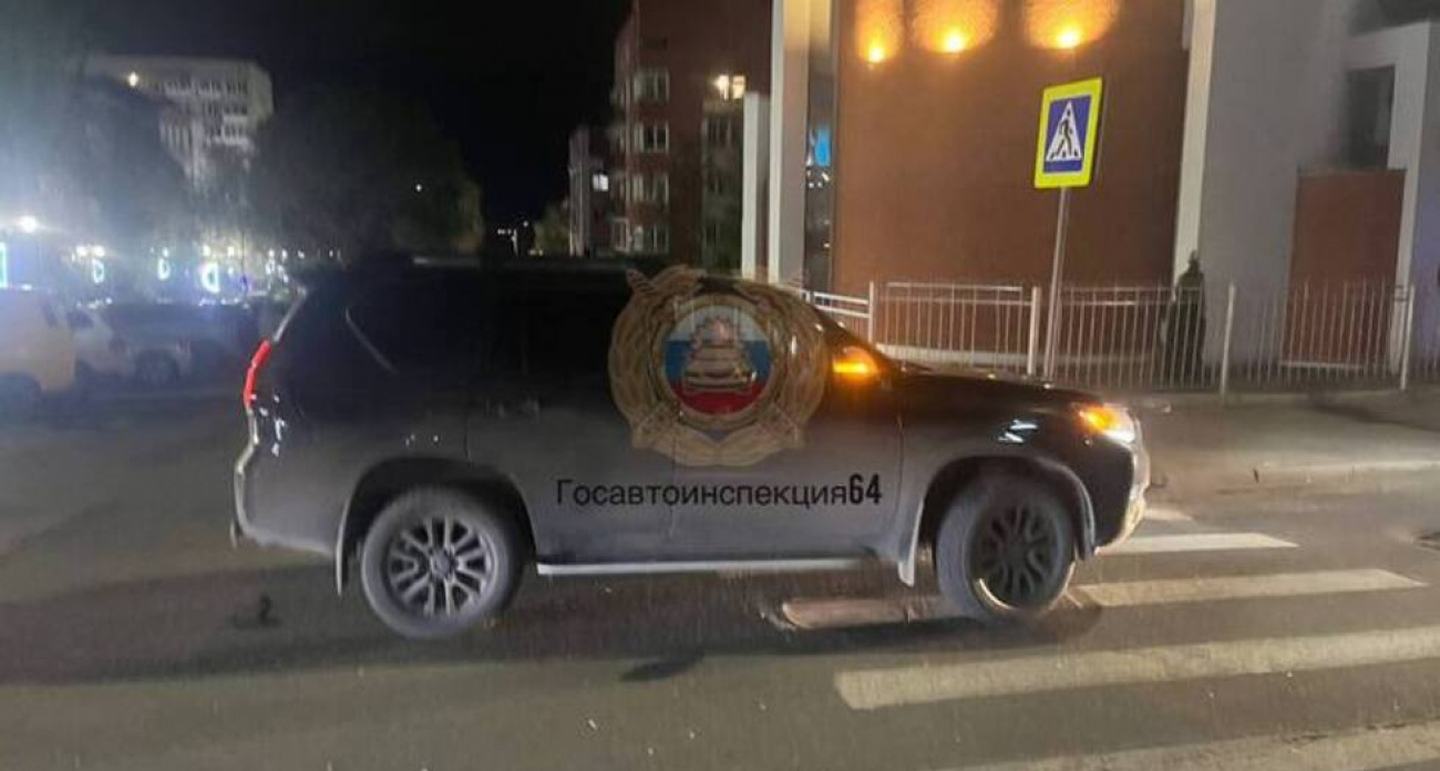 Toyota Land Cruiser сбил 21-летнюю девушку на переходе в Саратове: ищут свидетелей
