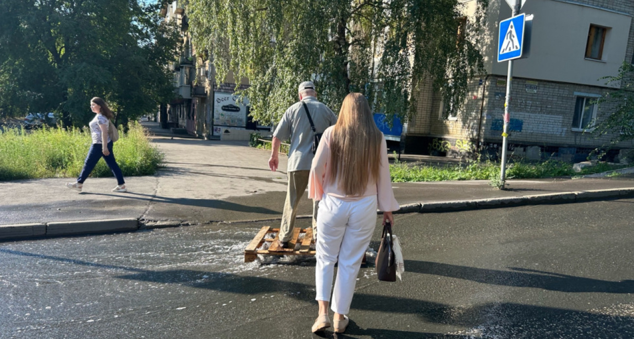 "Понтон" на дороге и обливающие машины: в Стрелке коммунальная авария превратила улицы в реку