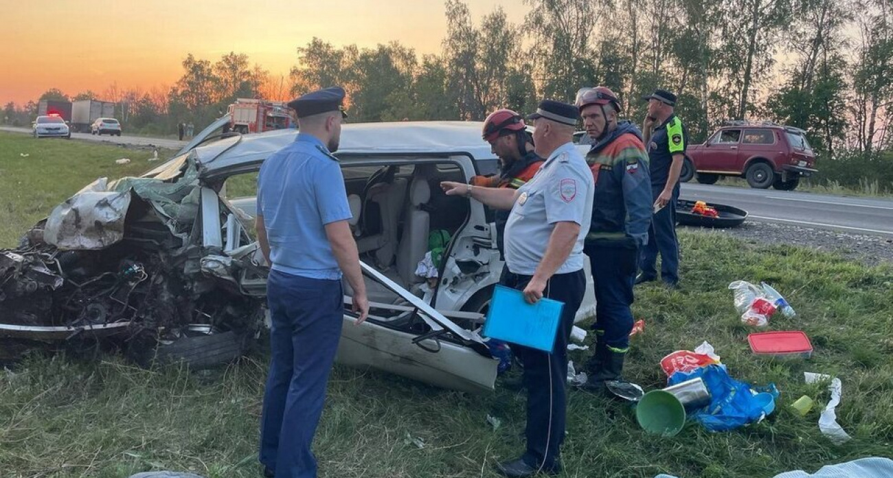 Лобовое столкновение Peugeot и Toyota под Саратовом: погибли женщина и двое детей, четверо в больнице