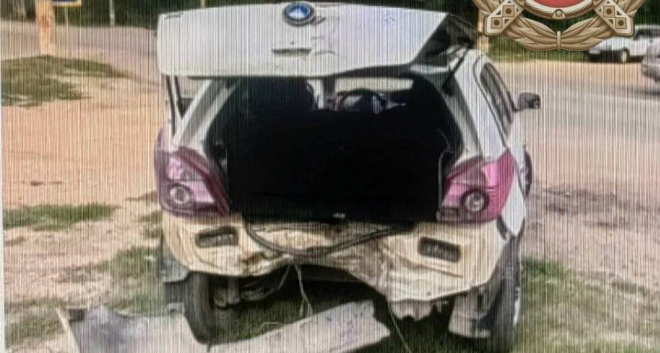 На Саратовском шоссе в Балаково Renault и Geely столкнулись лоб в лоб: пострадали бабушка и 11-летняя внучка