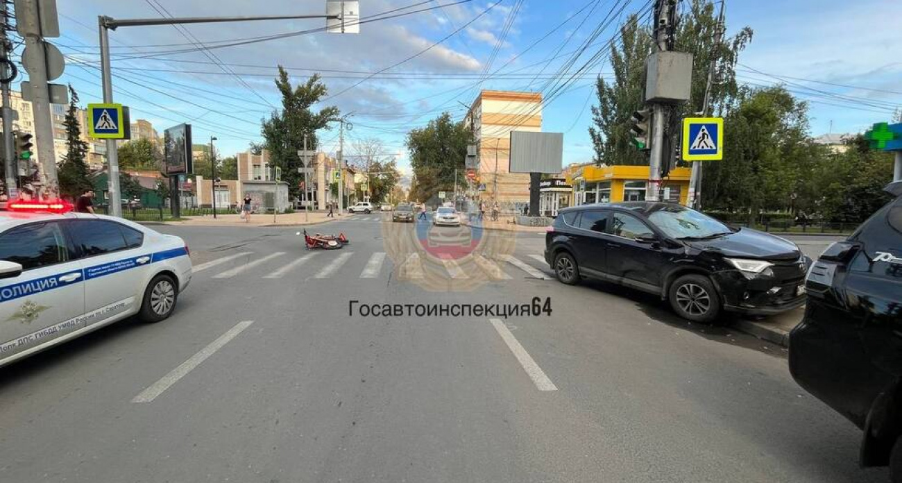 Toyota под управлением 45-летней женщины сбила мотоциклиста на пересечении Рахова и Б. Казачьей