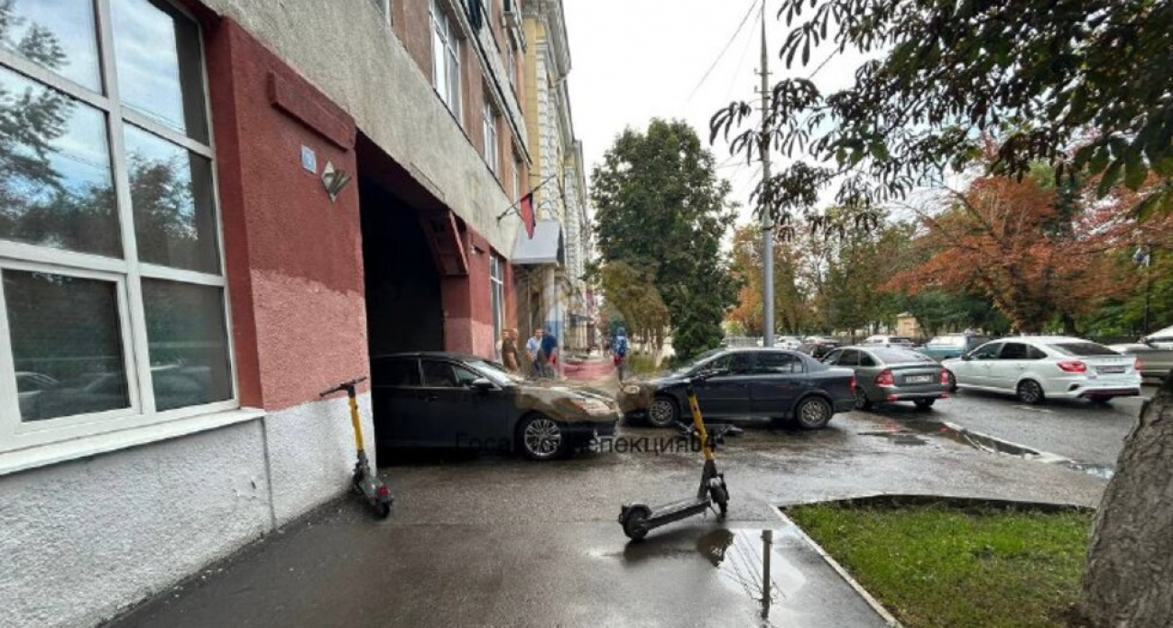 34-летний водитель Lexus сбил электросамокатчика у Театральной площади в Саратове - пострадавший госпитализирован