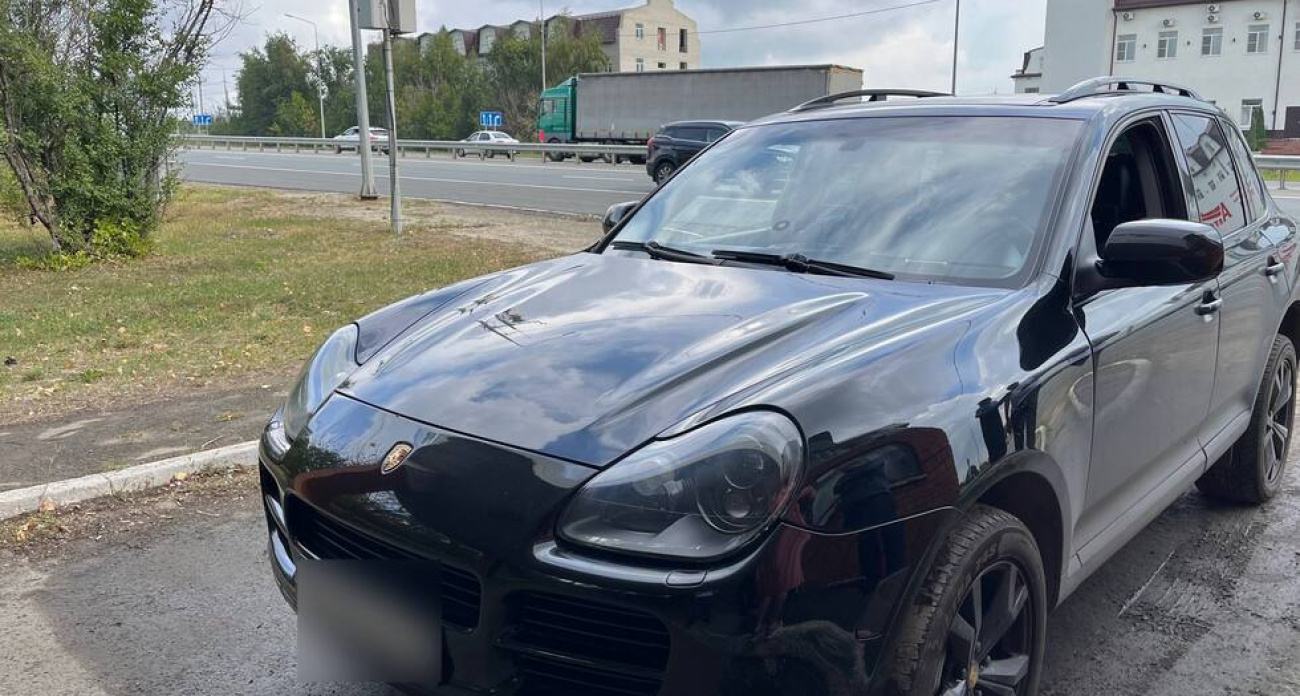 Владелец Porsche Cayenne накопил долг в 850 тысяч рублей за 500 штрафов и лишился машины
