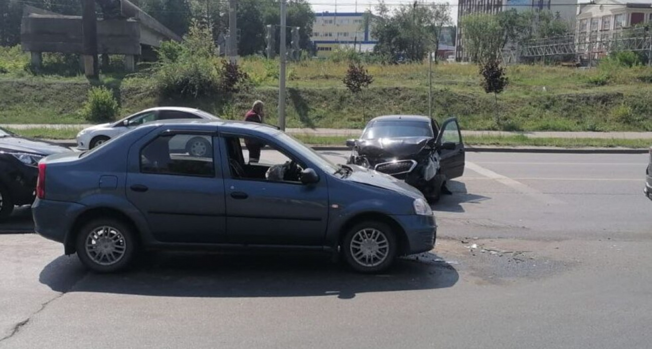 44-летнюю пассажирку госпитализировали после столкновения Renault и Datsun на Московском шоссе в Саратове